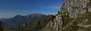 36 Vista panoramica sul tratto impegnativo nel grande canalone tra pareti rocciose a picco